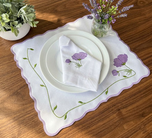 Ensemble de sets de table et de serviettes de luxe personnalisés en gros, lavables, brodés de fleurs violettes, avec bordure festonnée violette, en coton, pour mariage - Product Image 1
