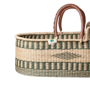 Panier à langer traditionnel en jonc de mer à rayures vertes, avec panier à langer pour enfant en rotin et revêtement en cuir. - Product Image 4