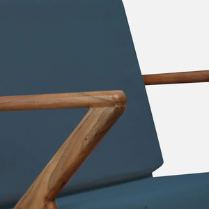 Fauteuil en bois de style mid-century modern avec dossier solide et revêtement bleu, chaise de salon au design ergonomique - Product Image 5