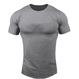 T-shirt de sport pour homme, coupe ajustée, léger, respirant, éco-responsable, évacuant l'humidité, pour la course à pied, la gym et les entraînements. - Product Image 3