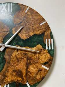 Horloge murale artisanale en bois d'olivier et résine époxy verte sur mesure, décoration moderne - Product Image 2