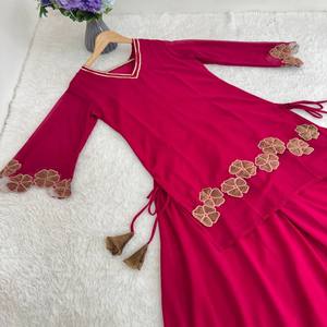 Ensemble Kurti élégant en Georgette VASTRA COTTAGE avec Kurti et Dupatta richement brodés et Palazzo à bordure en dentelle, pièce de créateur à jupe ample et élégante - Product Image 5