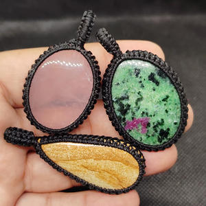 Lote al por mayor de collares de moda con colgantes de macramé de gemas de cristal natural surtido y material de latón de formas mixtas - Product Image 1