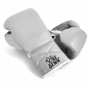Gants de boxe Vibe cousus sur mesure avec logo OEM, gris clair, à lacets - Équipement professionnel d'entraînement pour sac de frappe lourd - Product Image 1
