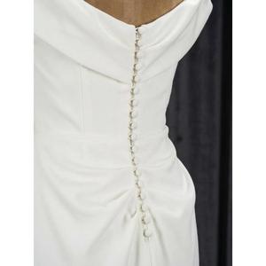 Elegante Vestido de Novia de Satén Clásico Color Marfil con Hombros Descubiertos, Estilo Tubo, Diseño Drapeado hasta el Suelo, Tallas Grandes - Product Image 4