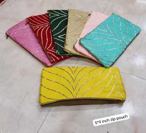 กระเป๋าซิปผ้าไหมอินเดียแบบดั้งเดิมสำหรับผู้หญิง สำหรับงานแต่งงาน งานดิวาลี งานพูจา และของชำร่วยงานปาร์ตี้ - กระเป๋าสีสันหลากหลาย เป็นมิตรกับสิ่งแวดล้อม - Product Image 3