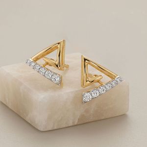 Pendientes de barra triangular abierta con diamantes cultivados en laboratorio en oro amarillo - Product Image 3