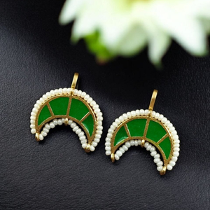 Pendientes de Media Luna de Esmalte Verde de Diseño con Borde de Perlas, Chapados en Oro, Joyería de Moda Hecha a Mano - Product Image 3