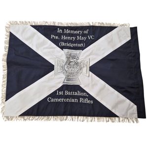Les fleurs du drapeau de la lodge prennent leur place autour du drapeau d'Ulster, ainsi que des drapeaux brodés avec des roses anglaises et des églonnes écossaises. - Product Image 3