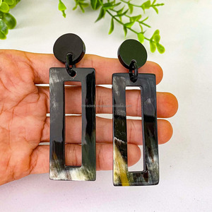 Pendientes Colgantes Modernos Hechos a Mano, Diseño Único y Clásico con Cuernos de Búfalo Rectangulares, Personalización Disponible, de la India - Product Image 2