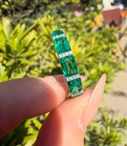 แหวนเพชรทรงสี่เหลี่ยมมรกตสีเขียว ประดับเพชรเต็มวงแบบ Pave แหวนเพชร Eternity ชุบโรเดียม เครื่องประดับสำหรับผู้หญิง - Product Image 3