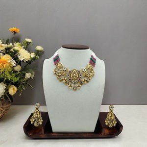 Parure de collier indien traditionnel en or avec pierres vertes émeraude et roses et boucles d'oreilles assorties, bijoux ethniques de temple pour mariée - Product Image 3