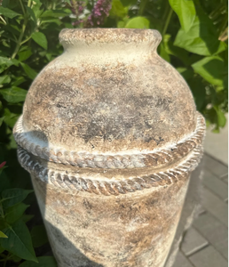 Vase de sol décoratif en poterie rustique, style antique, grande amphore, finition patinée, détail corde, accent de décoration intérieure - Product Image 3
