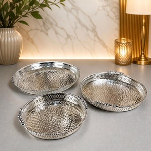Bandeja Redonda Plateada con Acabado Martillado y Asas con Cuentas, Artesanía Metálica Decorativa Tradicional - Product Image 2