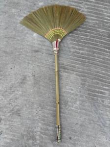 Balai en plastique artisanal avec poils en fibre de coco, sans banderole, écologique, durable, design classique pour usage extérieur et intérieur - Product Image 6