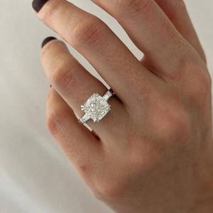 Bague à trois pierres en diamant de laboratoire de 5 carats, taille coussin, E VVS2, double griffe en platine, certifiée IGI - Product Image 1