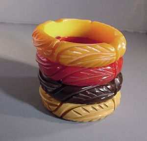 Bracelets classiques en résine H a CRAFT – Styles épais transparents colorés pour femmes, parfaits pour les soirées, avec motif d'amoureux - Product Image 2