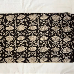ผ้าฝ้ายพิมพ์ลายดอกไม้สีดำขาว ลายบุตะ ผ้าฝ้ายทำมืออินเดีย ลายพิมพ์แบบดั้งเดิมจากเมืองชัยปุระ - Product Image 1