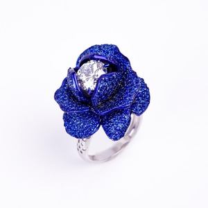 Bague en argent avec saphir bleu de laboratoire, motif floral et diamant central, bague statement pour femme, bijou floral de luxe, cadeau - Product Image 1