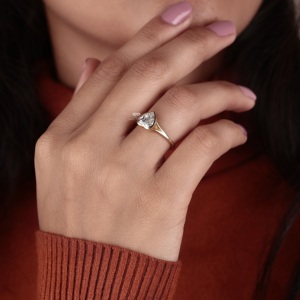 Anillo de compromiso con diamante en forma de corazón, anillo solitario con bisel de oro de 14 quilates, anillo nupcial minimalista, anillo de promesa romántico, regalo para ella - Product Image 2