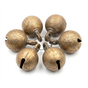 Campanas rústicas premium con un acabado de latón vintage, hechas a mano, ecológicas y perfectas para los mercados globales de hogar y jardín. - Product Image 1