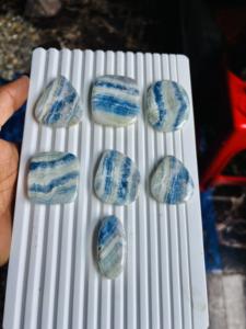 พลอยเชลไลท์สีน้ำเงินคุณภาพสูง รูปทรงหลังเบี้ย  โรโดโครไซต์สีน้ำเงินธรรมชาติ  หินกึ่งมีค่าแบบหลวม  สำหรับงานออกแบบ  ราคาโรงงาน - Product Image 3