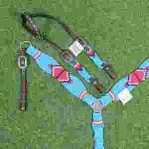 Juego de cabezada de mohair hecho a mano y personalizable en azul cielo, rojo claro y morado, con cincha delantera a juego de 32 pulgadas y cuero argentino. - Product Image 3