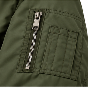 Fabricante de Chaquetas Bomber para Hombre, Venta al por Mayor, Personalización OEM/ODM, Marca Privada, Uniforme para Equipos Universitarios, Puños con Ribetes, Bolsillos con Broches, Pedidos al por Mayor - Product Image 4