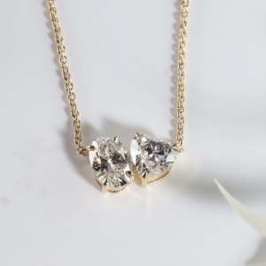 Magnifique pendentif en or pour femme, style Toi et Moi, avec diamant de laboratoire taille cœur ovale brillant, serti classique à griffes horizontales - Product Image 1