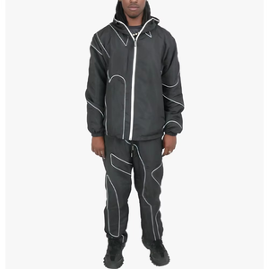 Ensemble de survêtement noir pour homme avec passepoil contrastant, veste coupe-vent à capuche et pantalon de jogging, 2 pièces, style streetwear et techwear, vente en gros - Product Image 1