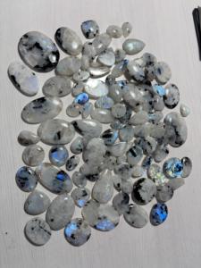 En BU GEMS, piedras preciosas de cabujón de piedra lunar arcoíris al por mayor para la fabricación de joyería. - Product Image 1