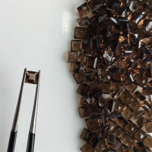 Quartz fumé naturel 4 mm, taille carrée, qualité supérieure, pierre précieuse en vrac pour la fabrication de bijoux et de colliers - Product Image 1