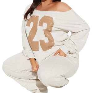 Conjunto deportivo de mujer de moda para otoño/invierno, top con hombros caídos, pantalón deportivo oversize, estampado con el número 23 y diseño liso, 100% algodón. - Product Image 3