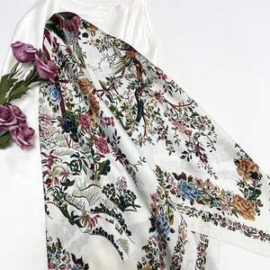 Foulard bandana de luxe imprimé en soie pour femme, carré, pour la tête, les cheveux ou le cou, toucher satiné doux - Product Image 2