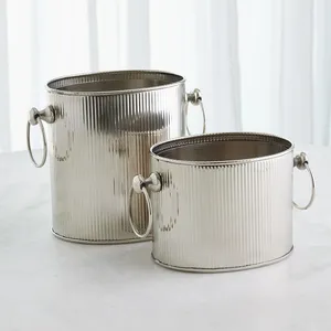 Zahid Exports Seau à glace moderne en métal fait main avec couvercle et pinces pour comptoir de bar, restaurant et service de boissons hôtelier - Product Image 1