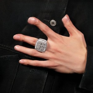 Anillo de Cóctel de Oro Blanco de Lujo con Diamante Corte Princesa y Engaste Pavé Geométrico, Unisex, para Uso Diario - Product Image 1