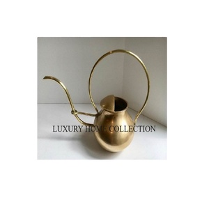 Bidon d'eau en métal ergonomique le plus vendu avec finition polie dorée, poignée supérieure facile à tenir et répartition équilibrée du poids - Product Image 1