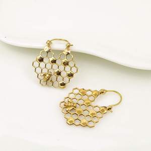 Pendientes de Aro Hexagonales con Diseño de Abeja, Chapados en Oro, Unisex, Modernos, Regalo Cristiano, Joyería - Product Image 2