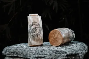 Auténtica Jarra Vikinga Artesanal de Cuerno – Jarra Premium de Cuerno de Búfalo para Cerveza, Hidromiel y Bar en Casa – Regalo Único para Padrinos de Boda - Product Image 3
