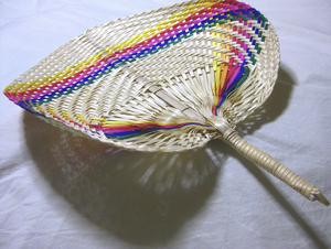 Abanico de mano tejido de bambú de Vietnam, elaborado con materiales naturales resistentes para un enfriamiento elegante y decoración en celebraciones al aire libre. - Product Image 4