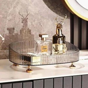 Support de présentation cosmétique de luxe avec bords surélevés et pieds décoratifs en métal doré – Coiffeuse de salle de bain transparente et élégante - Product Image 4