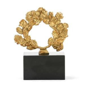 Sculpture d'art en métal Couronne botanique Or Champagne sur socle en marbre noir, Figurine décorative pour la maison, le bureau ou comme cadeau - Product Image 1