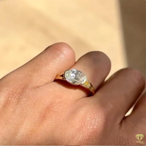 Anillo de diamante cultivado en laboratorio de forma ovalada de lujo, elaborado con un elegante diseño en oro y un estilo nupcial atemporal. - Product Image 3