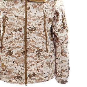 Chaqueta Táctica Softshell Impermeable, Transpirable y Resistente al Fuego para Hombre en Camuflaje Digital Desértico - Product Image 4