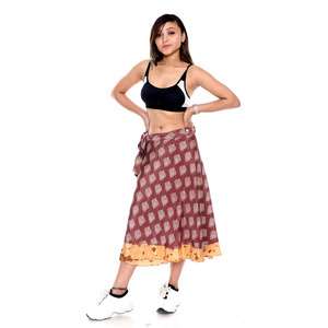 Venta al por mayor Lote de minifaldas de seda india para mujer, faldas cruzadas Sari bohemias Vintage con cinturón, Falda corta gitana de doble capa - Product Image 2