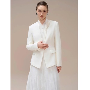 Blazer Elegante para Mujer, Diseño de Primera Calidad, Cuello Redondo, Cierre de un Solo Botón, Color Hazel, Ropa Femenina en Blanco - Product Image 5