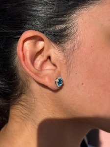 Pendientes de tuerca con halo de diamantes y topacio azul de Londres de 2.20 quilates – Oro blanco de 14 quilates - Product Image 4