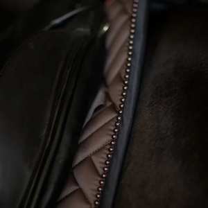 Tapis de selle anglais personnalisables de haute qualité avec doublure en polaire et coton, style dressage, disponibles en différentes tailles et couleurs - Product Image 5