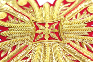 Parche Bordado a Mano en 3D con Apliques de Hilo Dorado sobre Tela de Terciopelo Rojo, Calidad Premium - Product Image 3