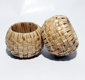 Anneau de serviette décoratif en rotin tropical, idéal pour les fêtes estivales et les tables et décorations d'inspiration insulaire - Product Image 3